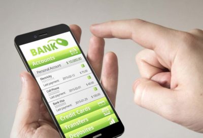 Смартфон с открытым приложением для интернет-банкинга
