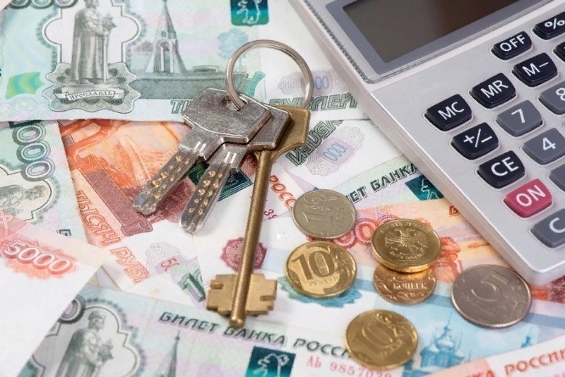 Ключи, монеты и калькулятор на денежных купюрах